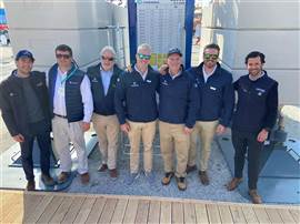 Les équipes de Groke et Comansa marquent leur nouvel accord de distribution exclusif en Colombie-Britannique lors du salon Bauma 2025.
